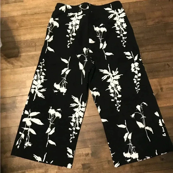 Le Chateau Black and White Floral Capris - Picture 2 of 4